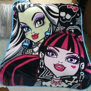 Monster High Black and Pink Blanket.(2013).
